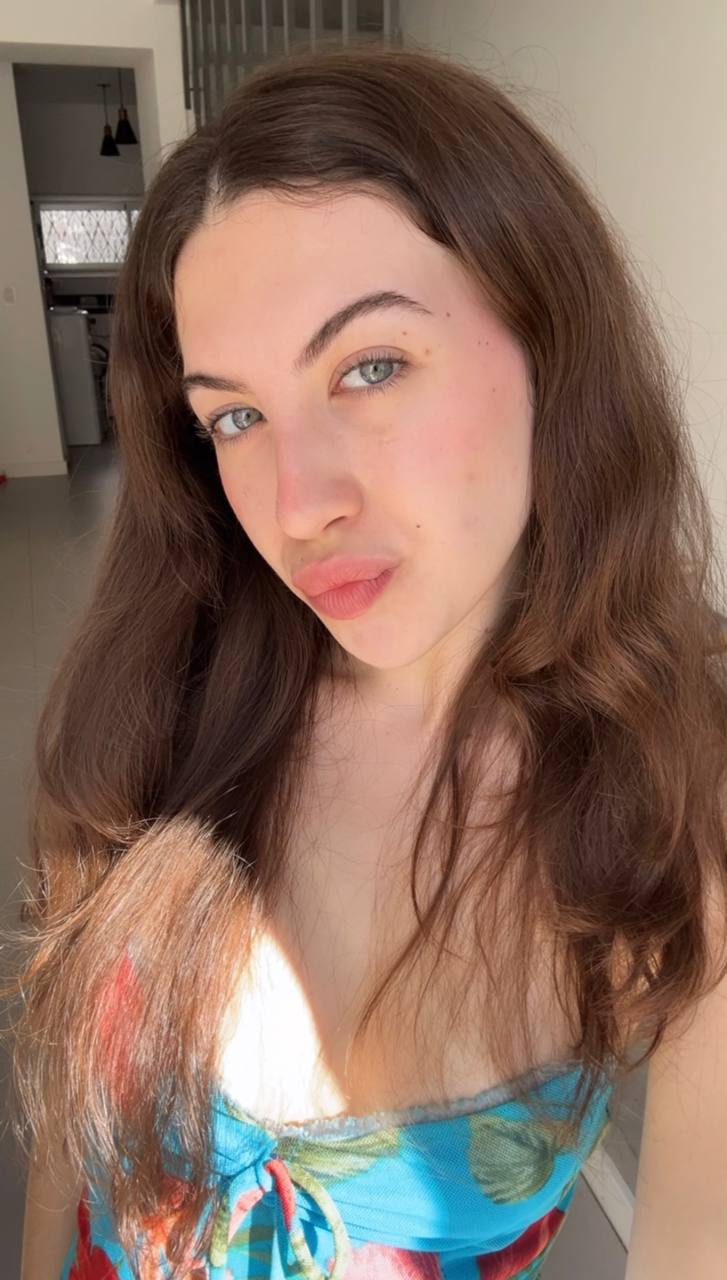 Nude girl Amber in Basseterre